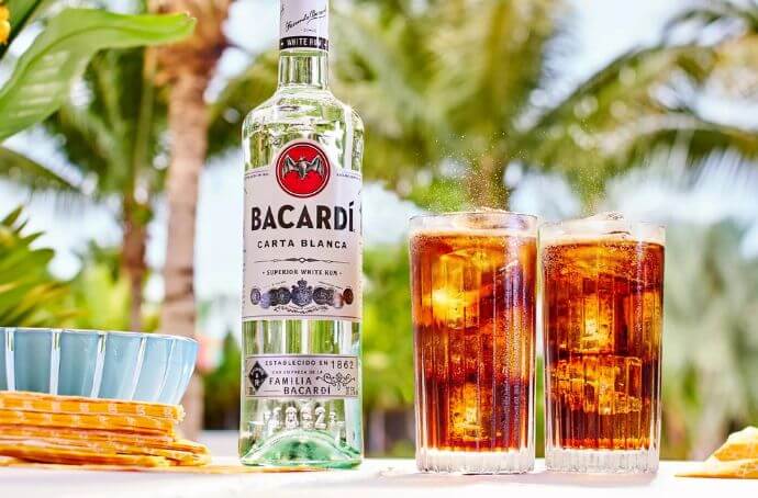 BACARDI CARTA BLANCA RUM drinki z colą